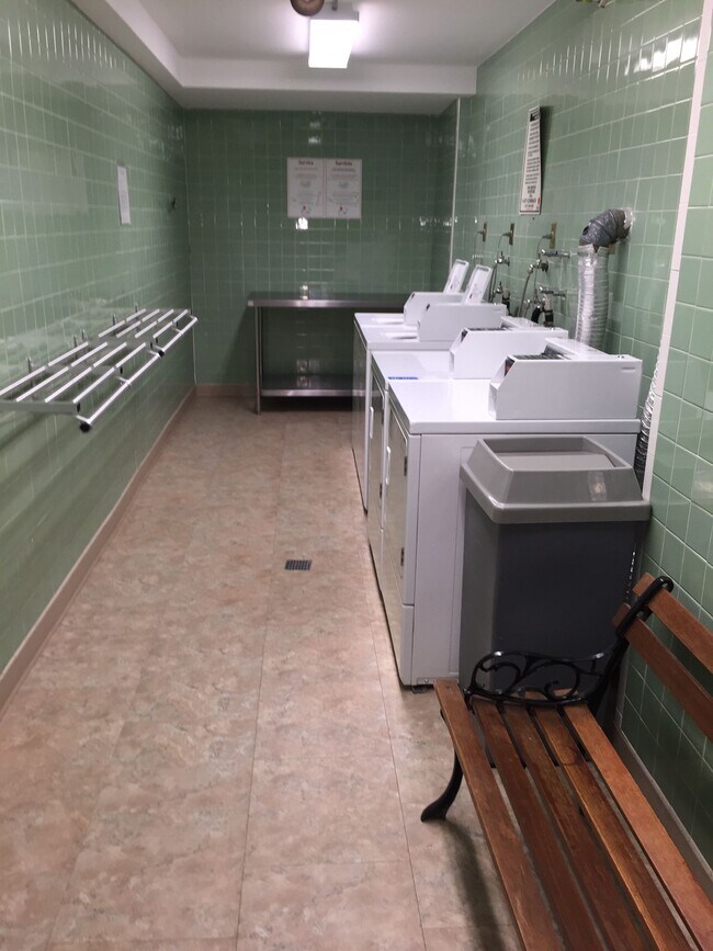 Building Photo - 2000 Linwood Ave