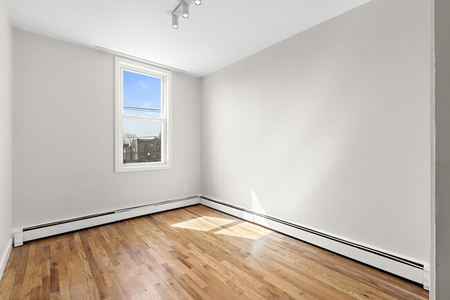 Building Photo - 320 67th St