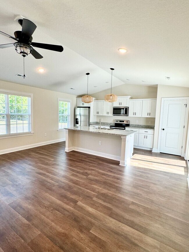 Building Photo - 2014 Phoenix Dr