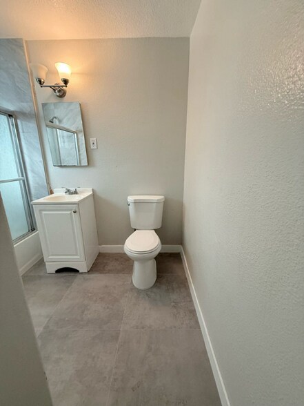 Building Photo - 924 W Chestnut Ave