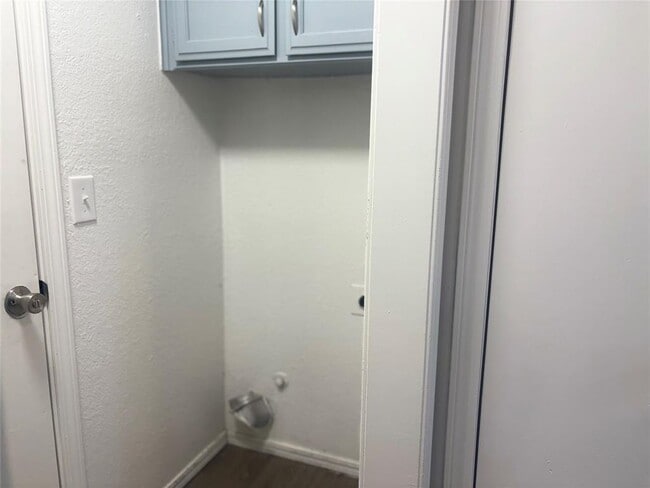 Building Photo - 2049 Sierra St