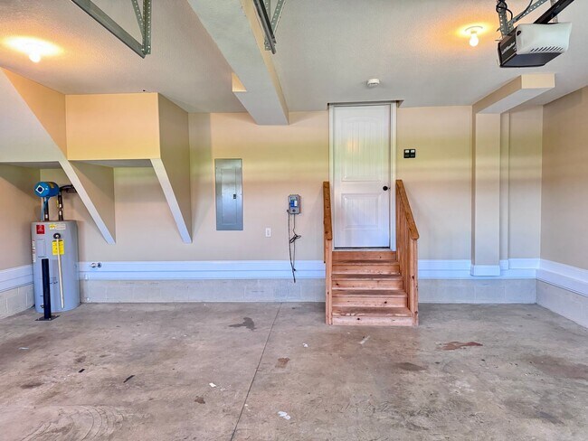Building Photo - Beautiful Home Located in Farmington Subdivision. 3 Bedrooms, 3.5 baths, Bonus with Wet Bar!