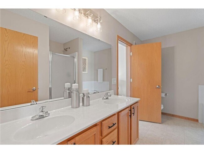 Building Photo - Sparkling Like-New 3 Bedroom Plus Office/L...