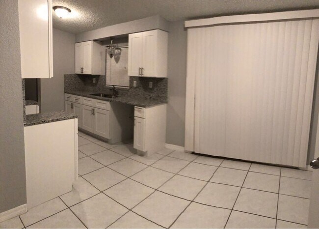 Building Photo - 3 Bedroom/ 2 Bathroom Home