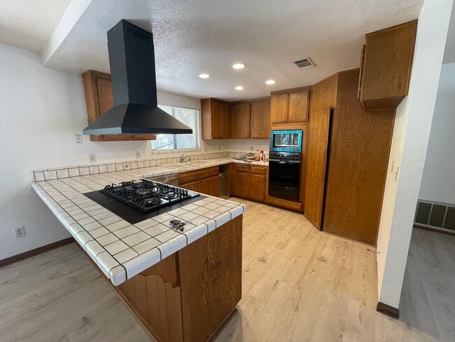 Building Photo - Golf Course- On The Mesa 3 Bedrooms, 2 Bathrooms, New Paint,