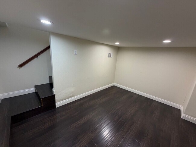 Building Photo - 114 N 12th Ave