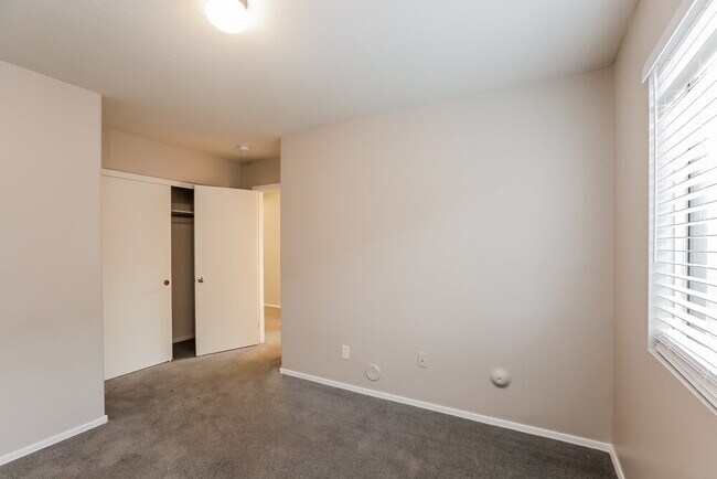 Building Photo - 7005 S 40th Ln