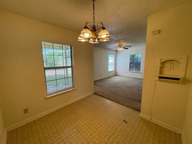 Building Photo - 708-708 Carrie Ave