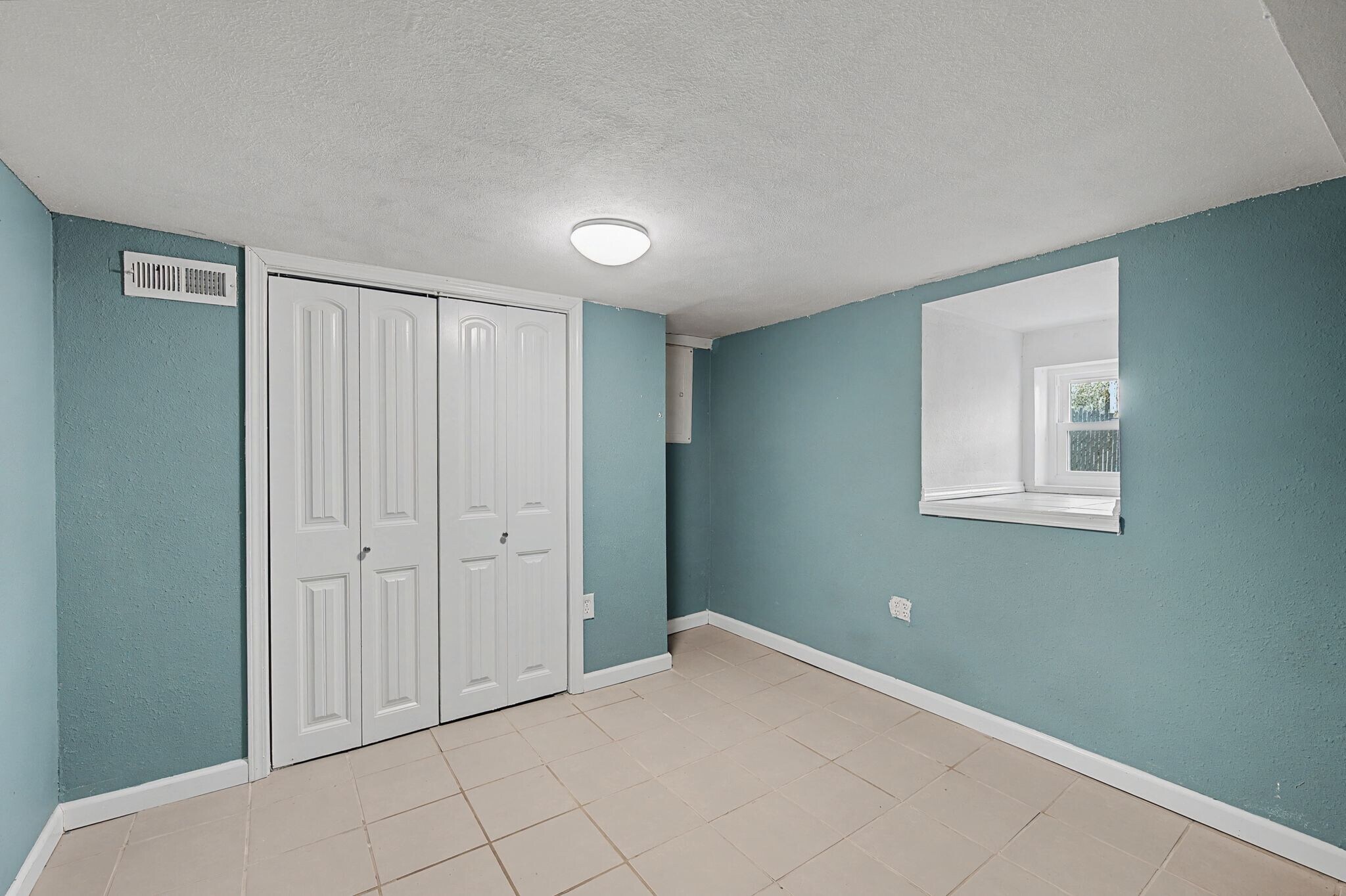 Building Photo - 2204 Sandra Dr