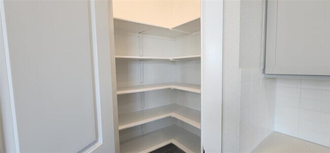 Building Photo - 2208 Delano Dr