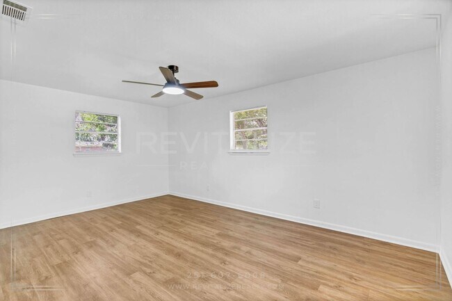 Building Photo - Stunning 4 BD / 2 BA in Bay Minette **Plus a FREE 50" Smart TV!**