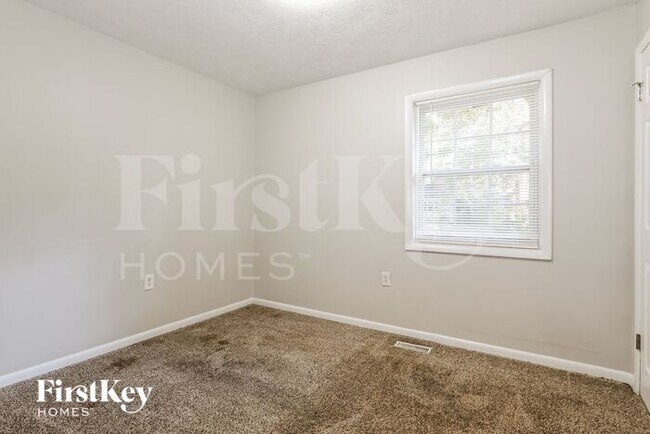 Building Photo - 252 N Lake Dr