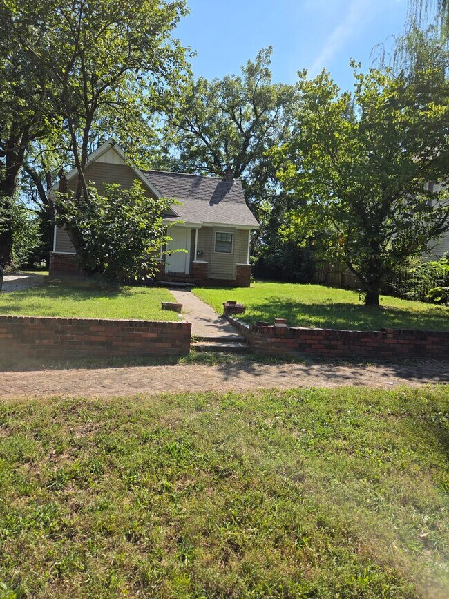 Building Photo - 1882 N Jefferson Ave