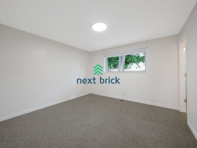 Building Photo - 6 Bed and 3 Bath Single Family Home Available Now!