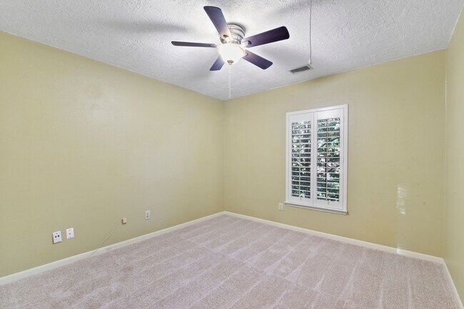Building Photo - Freshly Painted Beauty with Spacious Outdo...