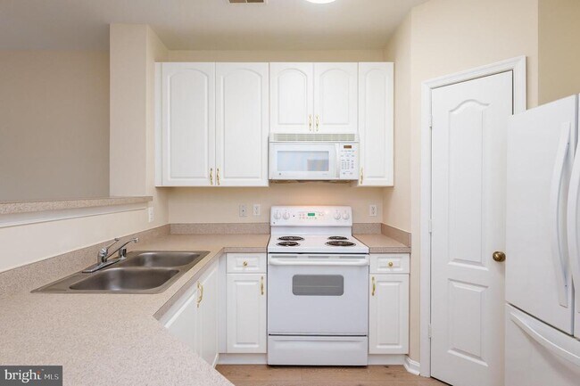 Building Photo - 400 Symphony Cir