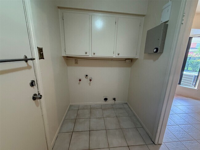 Building Photo - 3232 Parkwood Dr