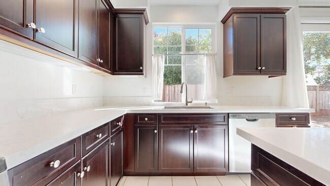 Building Photo - Bright & Beautiful 4 Bedroom 3 Full Bathroom Home!