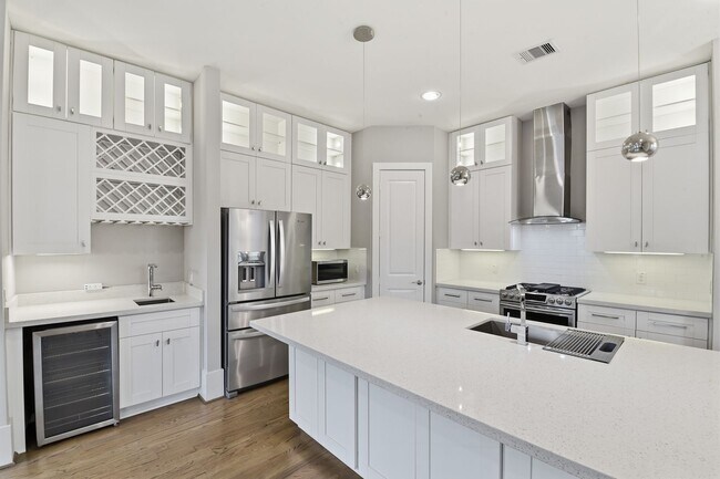 Building Photo - Rooftop Deck with Downtown Views in Sawyer Heights