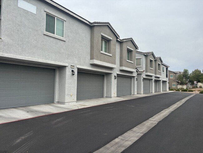 Building Photo - Beautiful Gated 3-Bed, 2.5-Bath Townhome in North Las Vegas!