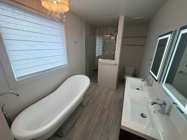 Building Photo - 4-bedroom, 2.5-bath home located on Poly.