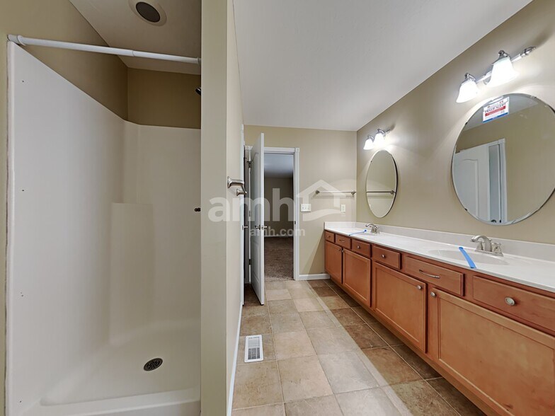 Building Photo - 10217 Limerick Cir