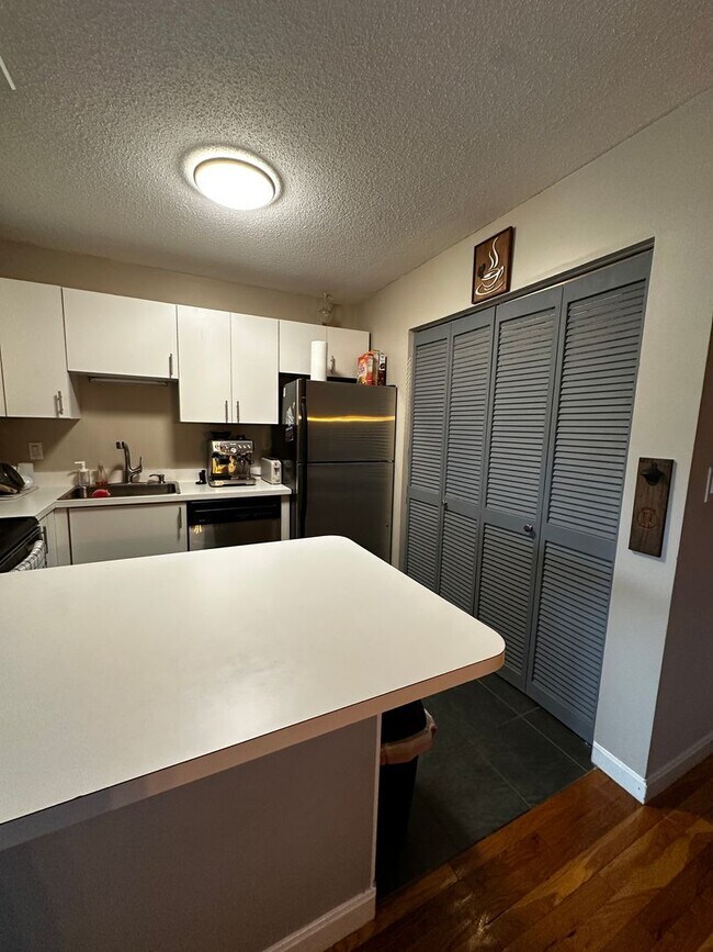 Building Photo - No Brokers Fee!! Spacious 2-Bed, 2-Bath Co...
