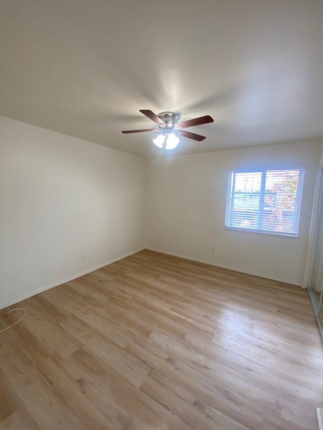 Building Photo - 262 E Allenhurst St