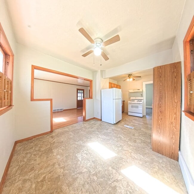 Building Photo - 2 Bedroom 2 Bathroom Home Available