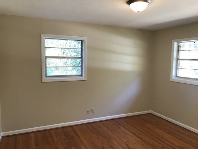 Building Photo - **ON HOLD**3 Bedroom / 1.5 Bathroom Home f...
