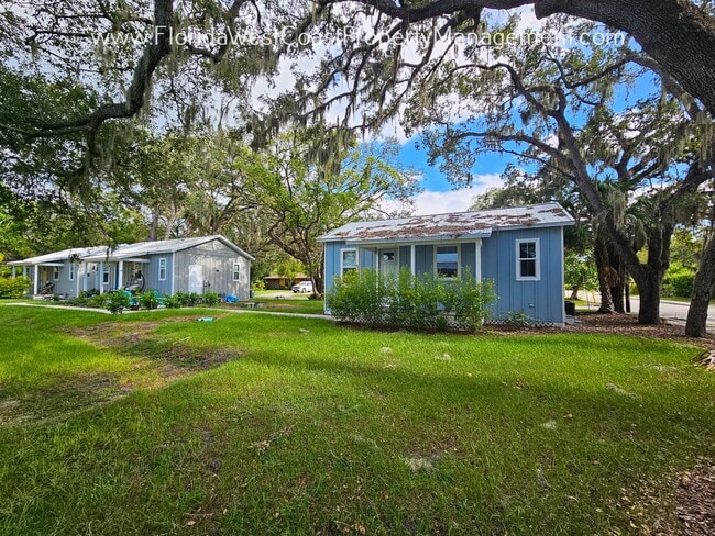 Building Photo - ADORABLE 2 BEDROOM/1 BATH COTTAGE! BRADENTON! ANNUAL LEASE!
