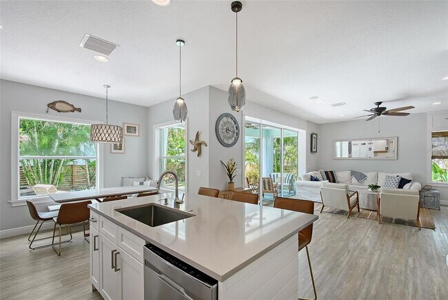 Building Photo - 1738 Siesta Dr