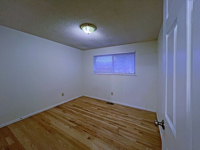 Building Photo - 4 bedroom 2.05 bath rambler on Kent's East...