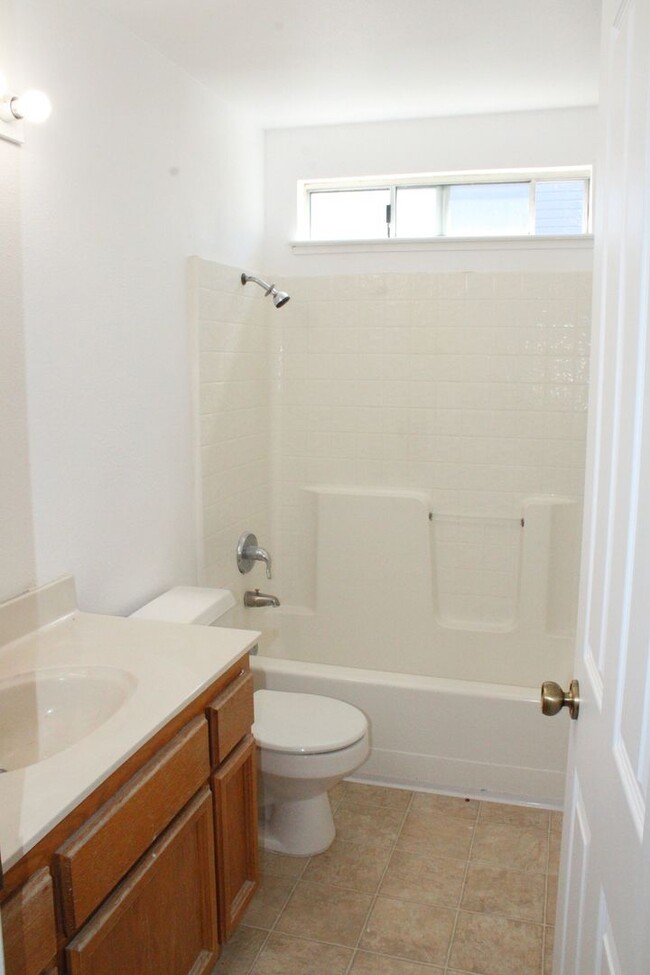Building Photo - Single Story 3 Bedroom, 2 1/2 Bathroom Tow...