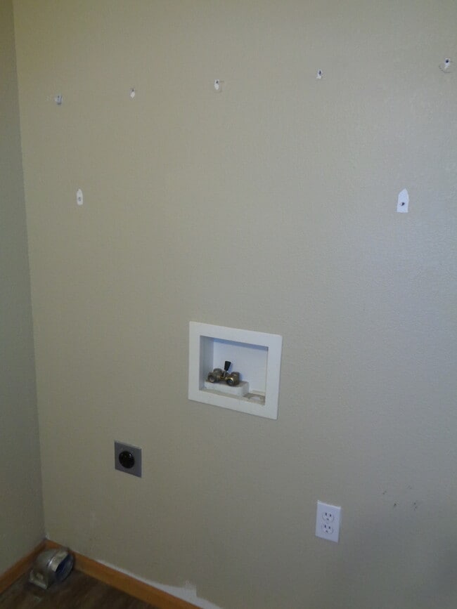 Building Photo - 2 Bedroom, 2 1/2 Bathroom Townhome on West End