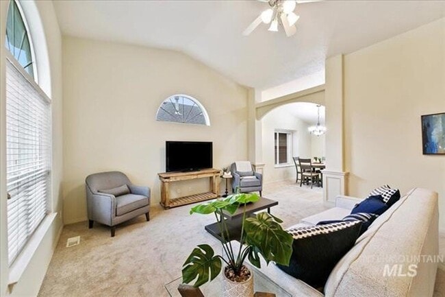 Building Photo - Gorgeous 4 bed 3 Bath Home Located in Meridian