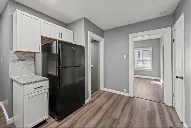 Building Photo - 409 N Temple Ave