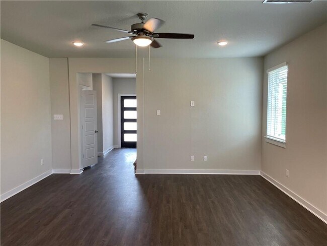 Building Photo - 609 Paddock Ln