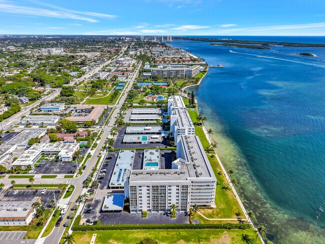 Building Photo - 301 Lake Shore Dr