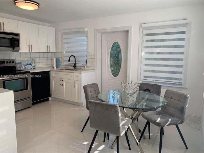 Building Photo - 1141 W 7th St