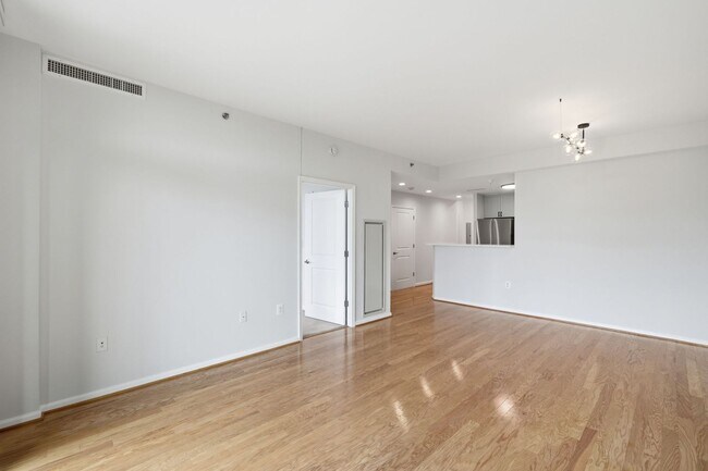 Building Photo - Bright & Renovated Condo with Pool, Gym & Parking!