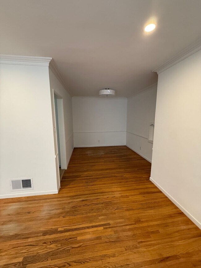 Building Photo - 1059-1059 S Genesee Ave