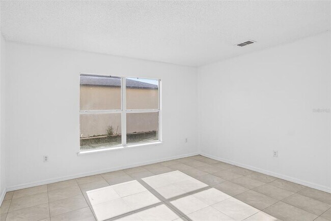 Building Photo - 1906 Lakeview Ln