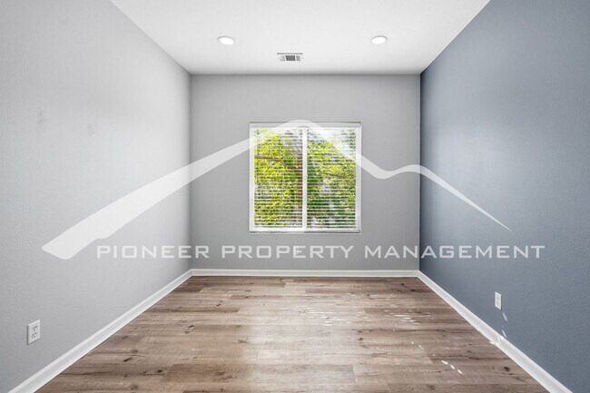 Building Photo - Spacious Condo with Central AC and Washer/Dryer