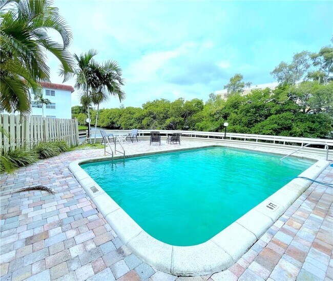 Building Photo - 1400 NE 54th St