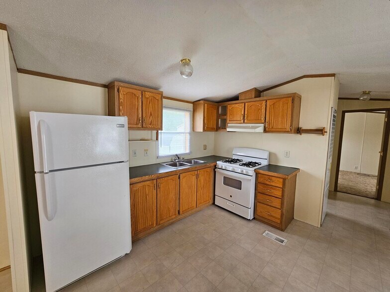 Primary Photo - 3 Maple Ln