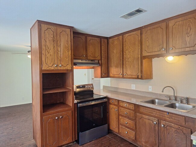 Building Photo - 513 Simmons Dr
