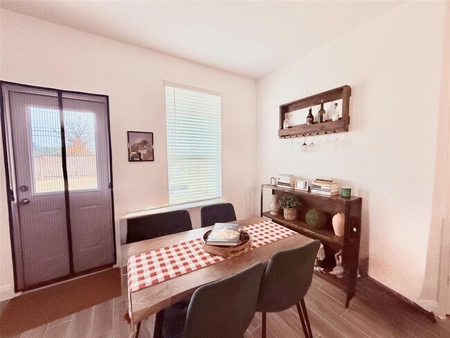 Building Photo - 513 Senca Pk