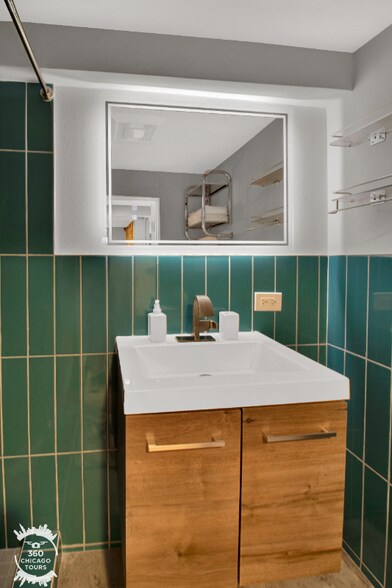 Building Photo - 2438 N Maplewood Ave