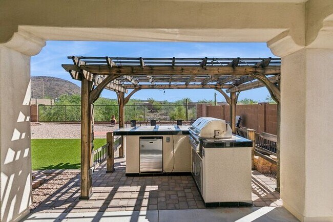 Building Photo - Welcome to this Charming 5 bedroom, 3.5 ba...